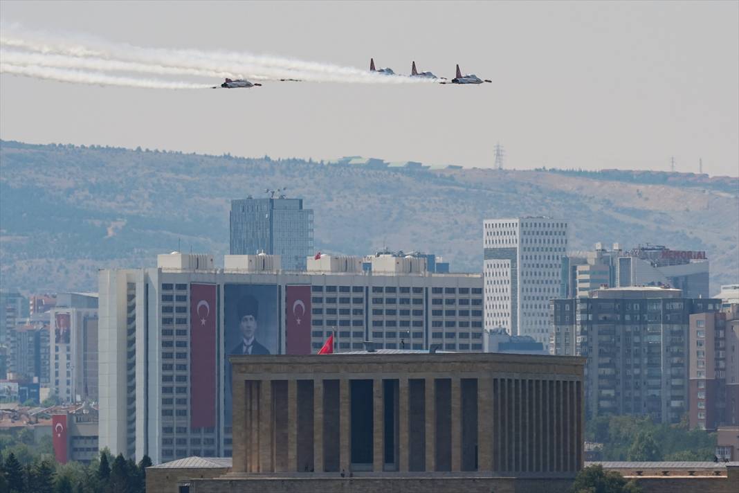 Türk Yıldızları’nın 30 Ağustos uçuşu nefes kesti 10